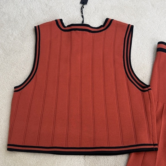 House of Harlow Knit Sweater & Pleated Skirt Set Rust w/ Black Trim Size L NWT - Picture 4 of 12